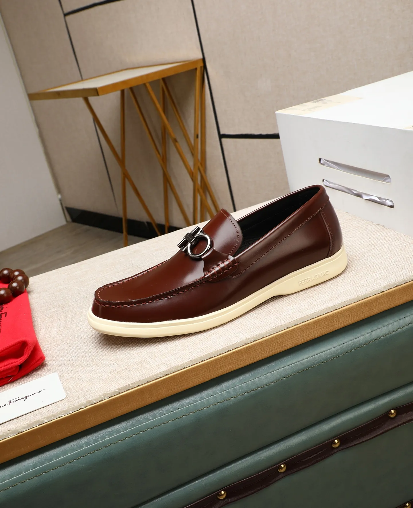 Men's shoes 💰580 📛📛(water-dyed cow lining) Salvatore Ferragamo high-end (Salvatore Ferragamo) is the top international luxury footwear brand. It comes from the fashion kingdom of Italy. It is famous all over the world for its traditional handmade design and novel styles... 🚶🏻🚶🏻New suit shoes are available simultaneously at the counter. This style is purely handmade. The fabric is imported Italian calfskin➕Soft water-dyed cowhide lining. Original authentic outsole🌀🌀Size: 38➖44 (45 46 customized)